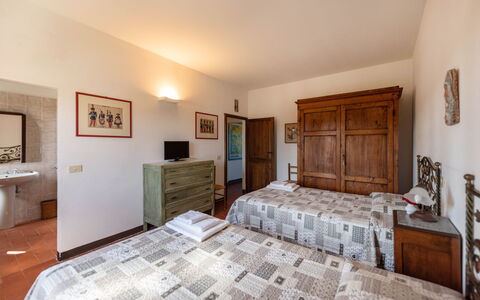 Country House In Tuscan Hills: Bed, Slaapkamer, Meubilair, Muur, Hout, Laken, Bedding, Interieur Ontwerp, Kamer, Flooring
