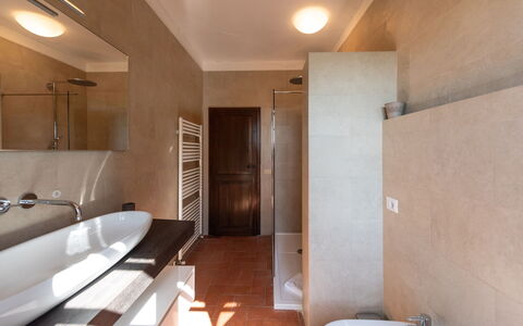 Country House In Tuscan Hills: Badkamer, Wastafel In De Badkamer, Flooring, Loodgieterswerkinrichting, Muur, Verdieping, Interieur Ontwerp, Wastafel, Kraan, Plafond