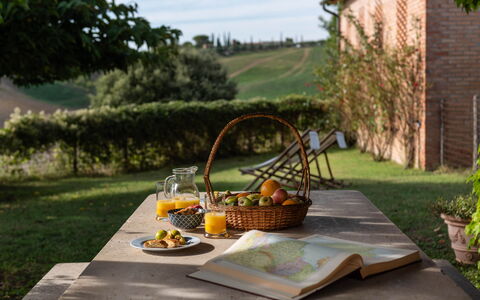 Country House In Tuscan Hills: Voedsel, Tableware, Meubilair, Tafel, Fruit, Serveware, Buitenmeubels, Buitentafel, Stoel, Ontbijt