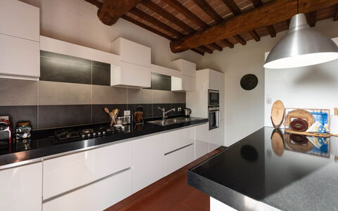 Country House In Tuscan Hills: Keuken, Countertop, Interieur Ontwerp, Toestel Van De Keuken, Major Appliance, Hout, Flooring, Fornuis, Plafond, Meubilair