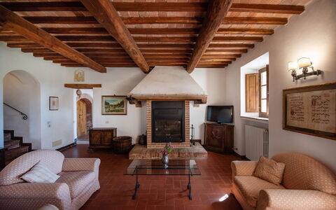 Green Hill Apartment In Tuscan Countryside: Muur, Flooring, Interieur Ontwerp, Meubilair, Huis, Verdieping, Plafond, Kamer, Woonkamer, Stoel