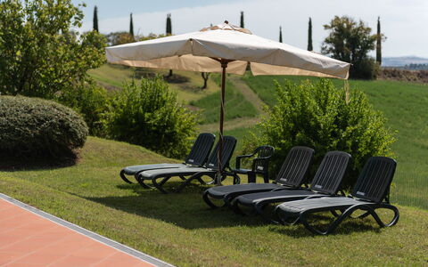 Green Hill Apartment In Tuscan Countryside: Meubilair, Buitenmeubels, Stoel, Schaduw, Ligstoel, Buitentafel, Tuin, Paraplu, Gazon