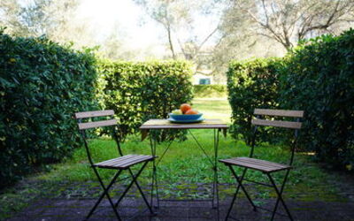 Monolocale Giglio di Mare: Meubilair, Buitenmeubels, Buitentafel, Openluchtbank, Groundcover, De Lente, Zonlicht, Schaduw, Tuin, Stoel