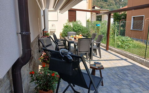 Irene: Meubilair, Stoel, Buitenmeubels, Schaduw, Veranda, Balkon, Bloempot, Kamerplant, Buitentafel, Outdoor Structuur