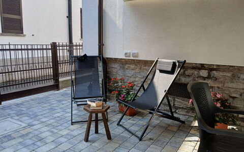 Irene: Meubilair, Verdieping, Flooring, Buitenmeubels, Samengesteld Materiaal, Stoel, Flagstone, Ijzer, Tegel, Beton