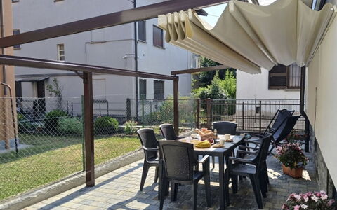 Irene: Schaduw, Luifel, Bloempot, Outdoor Structuur, Kamerplant, Veranda, Balkon, Backyard, Tuin, Stoel