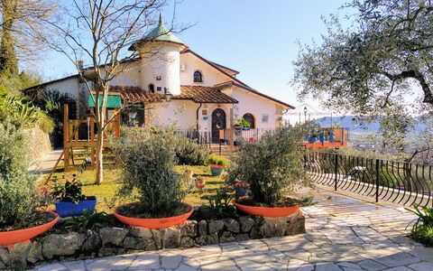Villa Vernazza: Tuin, Verblijf, Hacienda, Werf, Bloempot, Landscaping, Villa, Backyard, Kamerplant