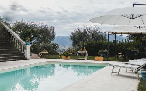 Villa Vernazza: Zwembad, Vrije Tijd, Buitenmeubels, Toevlucht, Bloempot, Flagstone, Badplaats, Paraplu, Vakantie, Kamerplant