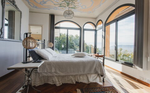 Villa Vernazza: Meubilair, Bed, Interieur Ontwerp, Slaapkamer, Bedding, Laken, Linens, Verdieping, Verlichting, Bed Frame