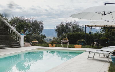 Villa Vernazza: Zwembad, Vrije Tijd, Buitenmeubels, Toevlucht, Bloempot, Flagstone, Badplaats, Paraplu, Vakantie, Kamerplant