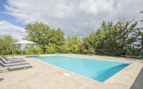 Cottage Monti Pet Friendly With Shared Pool: Zwembad, Schaduw, Landscaping, Ontwerp, Tegel, Toevlucht, Flagstone, Evergreen