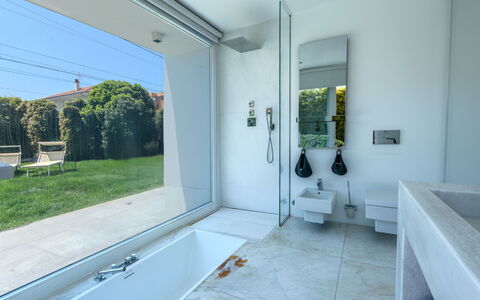 Villa Rosa Del Mare: Flooring, Loodgieterswerkinrichting, Interieur Ontwerp, Verdieping, Badkamer, Samengesteld Materiaal, Loodgieter, Kraan, Tegel, Bad