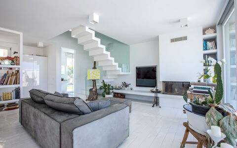 Villa Rosa Del Mare: Interieur Ontwerp, Meubilair, Flooring, Muur, Bankstel, Verdieping, Hout, Plafond, Woonkamer, Huis