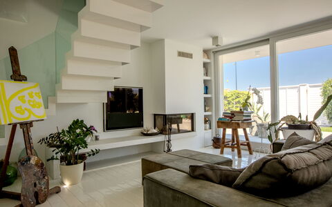 Villa Rosa Del Mare: Meubilair, Interieur Ontwerp, Flooring, Muur, Bankstel, Verdieping, Woonkamer, Hout, Plafond, Kamer