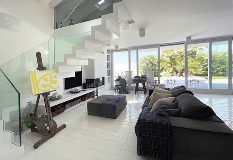 Villa Rosa Del Mare: Interieur Ontwerp, Meubilair, Flooring, Verdieping, Bankstel, Plafond, Woonkamer, Huis, Tafel, Appartement