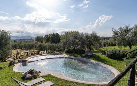 Villa L'elsa Beautiful Country Home With View: Zwembad, Waterpartij, Tuin, Reflectie, Landscaping, Vijver, Buitenmeubels, Toevlucht, Backyard, Hacienda