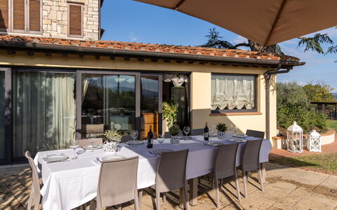 Villa L'elsa Beautiful Country Home With View: Meubilair, Tafel, Huis, Huis, Keuken En Eettafel, Stoel, Schaduw, Eetkamer, Balkon
