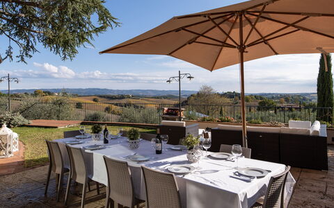 Villa L'elsa Beautiful Country Home With View: Meubilair, Tableware, Tafel, Voedsel, Stoel, Barware, Glaswerk, Restaurant, Drinkware