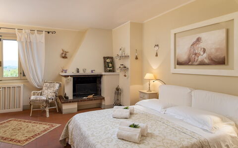 Villa L'elsa Beautiful Country Home With View: Meubilair, Interieur Ontwerp, Bed, Muur, Slaapkamer, Flooring, Verdieping, Linens, Plafond, Laken