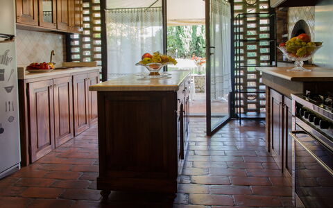 Dimora Di Castroncello: Meubilair, Flooring, Interieur Ontwerp, Verdieping, Hout, Verlichting, Countertop, Kamer, Beits, Keuken