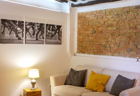 The Silent Courtyard Retreat: Spacious 2-Bedroom S: Muur, Interieur Ontwerp, Meubilair, Flooring, Kamer, Huis, Verdieping, Woonkamer, Verlichting, Bankstel