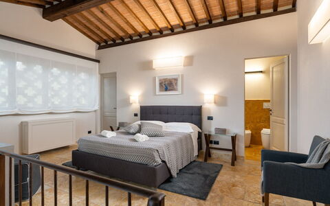 Villa Cortona: Eco-Sustainable Luxury Estate with: Meubilair, Interieur Ontwerp, Bed, Slaapkamer, Plafond, Bedding, Verdieping, Verlichting, Kamer, Laken