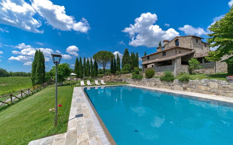 La Dimora del Chianti Dimora: Stunning Tuscan Vill: Blauw, Zwembad, Landgoed, Villa, Hacienda, Landscaping, Boerderij, Herenhuis, Eco Hotel, Binnenplaats