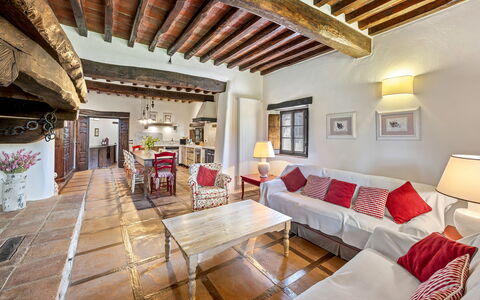 La Dimora del Chianti Dimora: Stunning Tuscan Ston: Flooring, Verdieping, Meubilair, Interieur Ontwerp, Plafond, Woonkamer, Bankstel, Kamer, Stoel