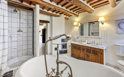 La Dimora del Chianti Dimora: Stunning Tuscan Ston: Loodgieterswerkinrichting, Huis, Kraan, Loodgieter, Lichte Inrichting, Badkamer, Wastafel, Hotel, Cabinetry