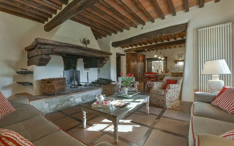 La Dimora del Chianti Dimora: Stunning Tuscan Vill: Meubilair, Muur, Flooring, Interieur Ontwerp, Huis, Kamer, Verdieping, Woonkamer, Plafond, Verlichting