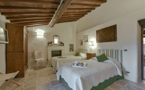 La Dimora del Chianti Dimora: Stunning Tuscan Vill: Muur, Meubilair, Huis, Lamp, Bed, Stoel, Slaapkamer, Kamerplant, Fotolijst, Hotel