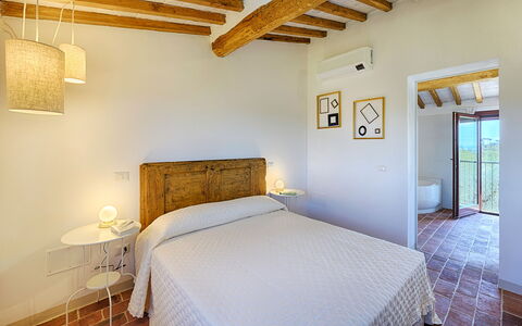 Marielena Authentic Chianti Retreat: Panoramic Vie: Muur, Interieur Ontwerp, Slaapkamer, Flooring, Huis, Verdieping, Bed, Plafond, Meubilair, Kamer