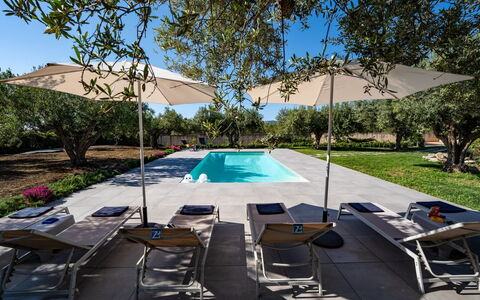 Villa Virginia: Zwembad, Buitenmeubels, Meubilair, Stoel, Toevlucht, Schaduw, Paraplu, Ligstoel, Buitentafel, Vrije Tijd