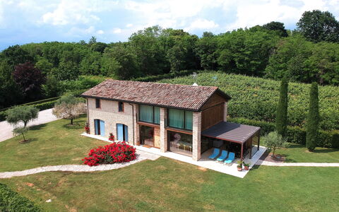 Villa Montello Pool, Jacuzzi, Ac, Wifi, Treviso: Huis, Huis, Struik, Verblijf, Dak, Boerderij, Woongebied, Tuin, Land Lot, Landgoed