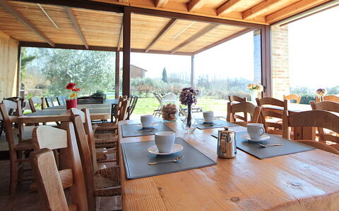 Villa Montello Pool, Jacuzzi, Ac, Wifi, Treviso: Meubilair, Tafel, Hout, Stoel, Keuken En Eettafel, Interieur Ontwerp, Flooring, Plafond, Eetkamer, Buitentafel