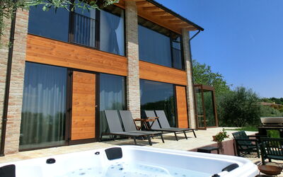 Villa Montello Pool, Jacuzzi, Ac, Wifi, Treviso: Samengesteld Materiaal, Zwembad, Schaduw, Eco Hotel, Beits, Landgoed, Buitenmeubels, Villa, Toevlucht, Hardwood