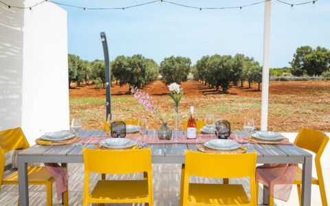 Villa Donnosanto a 5 Minuti Da Spiaggia. Ostuni 10: Meubilair, Stoel, Tafel, Buitenmeubels, Keuken En Eettafel, Buitentafel, Restaurant, Tableware, Eetkamer, Tafelkleed