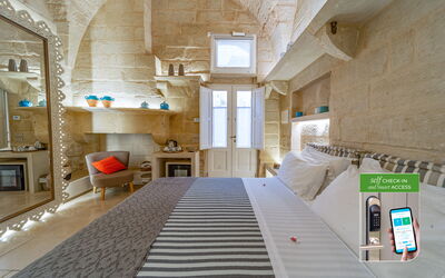 Timilia - Romantic Room - Corte dei Granai: Interieur Ontwerp, Plafond, Appartement, Meubilair, Hotel, Lichte Inrichting, Woonkamer, Hoofdkussen, Slaapkamer, Suite