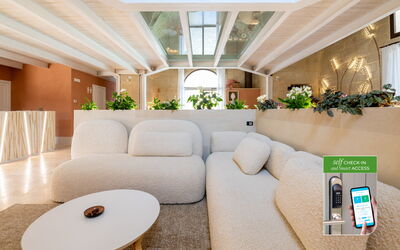 Dante - Romantic Room with Terrace - Corte dei Gra: Interieur Ontwerp, Meubilair, Flooring, Verdieping, Bankstel, Verlichting, Huis, Woonkamer, Appartement, Kamer