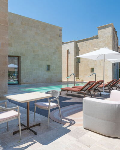 Corte Dei Granai Raro Rooms Collection: Schaduw, Hacienda, Binnenplaats, Hotel, Landscaping, Villa, Zwembad, Toevlucht, Buitenmeubels