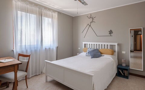 La Casa del Saggio: Bed, Meubilair, Interieur Ontwerp, Slaapkamer, Bedding, Muur, Verdieping, Flooring, Laken, Plafond