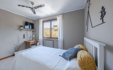 La Casa del Saggio: Bed, Meubilair, Interieur Ontwerp, Bedding, Slaapkamer, Laken, Muur, Hout, Plafond, Kamer