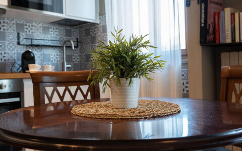 La Casa del Saggio: Meubilair, Interieur Ontwerp, Hout, Tafel, Bloempot, Verlichting, Flooring, Tableware, Keuken En Eettafel, Eetkamer