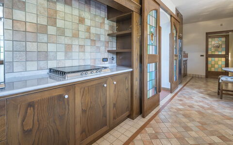 Villa Alessia Luxury: Flooring, Interieur Ontwerp, Hout, Keuken, Countertop, Verdieping, Plafond, Cabinetry, Verlichting, Meubilair