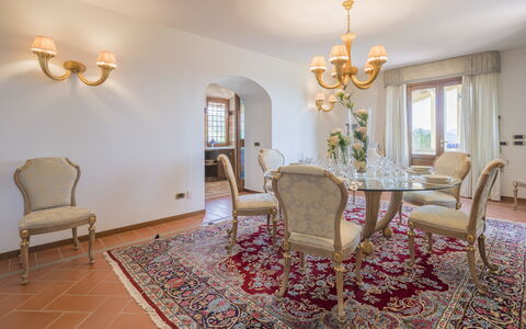 Villa Alessia Luxury: Interieur Ontwerp, Meubilair, Flooring, Verdieping, Plafond, Verlichting, Kamer, Tafel, Eetkamer, Stoel