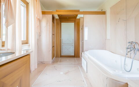 Villa Alessia Luxury: Flooring, Interieur Ontwerp, Verdieping, Hout, Plafond, Loodgieterswerkinrichting, Verlichting, Badkamer, Huis, Kraan