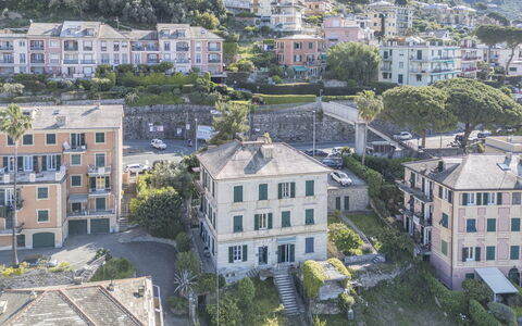 Central Design Flat With Parking, Bogliasco: Gebouw, Woongebied, Stad, Huis, Menselijke Nederzetting, Huis, Zee, Appartement, Voorstad, Kust