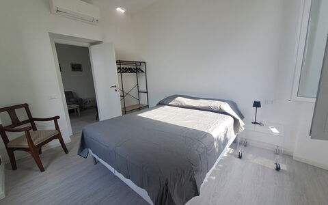 Central Design Flat With Parking, Bogliasco: Meubilair, Bed, Verdieping, Slaapkamer, Flooring, Interieur Ontwerp, Laken, Bedding, Hout, Kamer