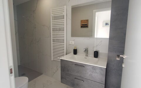 Central Design Flat With Parking, Bogliasco: Flooring, Verdieping, Loodgieterswerkinrichting, Badkamerkast, Tegel, Badkamer, Loodgieter, Wastafel In De Badkamer, Kraan