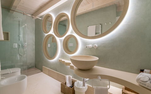 Palazzo Corte Dei Granai: Interieur Ontwerp, Flooring, Plafond, Verlichting, Verdieping, Loodgieterswerkinrichting, Lichte Inrichting, Badkamer, Loodgieter, Spiegel